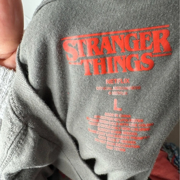 STRANGER THINGS “Friends Don’t Lie” Long Sleeve Crop Top Juniors Size L - Picture 3 of 4